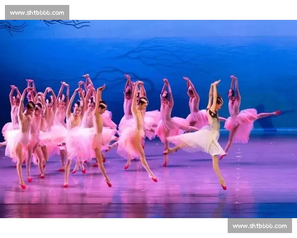 三朵金花翩若惊鸿：凤鸣凌霄演绎东方美学